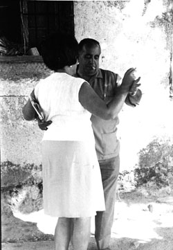 Bailando en casa de la señora Meli. Foto: Familia "Paicos"