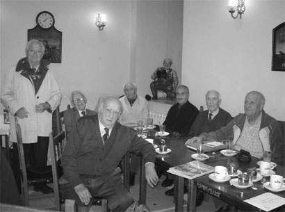 Veteranos del Batallón Alpino en la cafetería donde se reunen. Foto: Crónicas Gabarreras